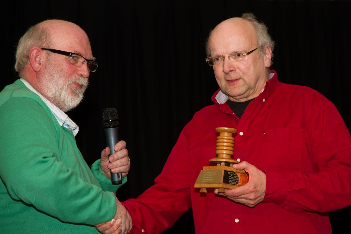 Voorzitter Peter van Esch [links] reikt de KLOS trofee over aan Peter vd Weijer